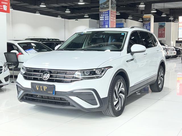 Volkswagen Tiguan 2023, 1.5 л турбо, робот (DCT), передний, пробег 70 000 км — авто из Китая с пробегом