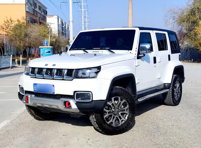 Beijing BJ40 2024, 2 л турбо, автомат, полный, пробег 10 000 км — авто из Китая с пробегом
