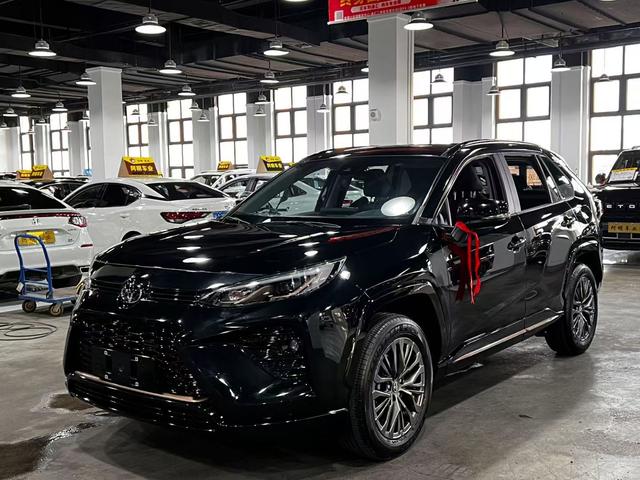 Toyota Weilan 2024, 2 л, вариатор (CVT), передний, пробег 19 000 км — авто из Китая с пробегом