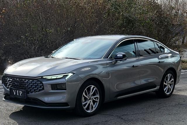 Ford Mondeo 2023, 2 л турбо, автомат, передний, пробег 12 000 км — авто из Китая с пробегом