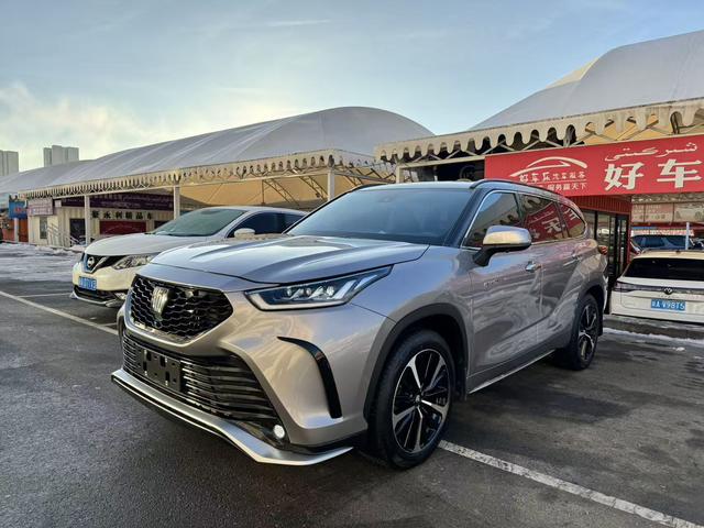 Toyota Crown 2021, 2.5 л, вариатор (CVT), полный, пробег 61 000 км — авто из Китая с пробегом