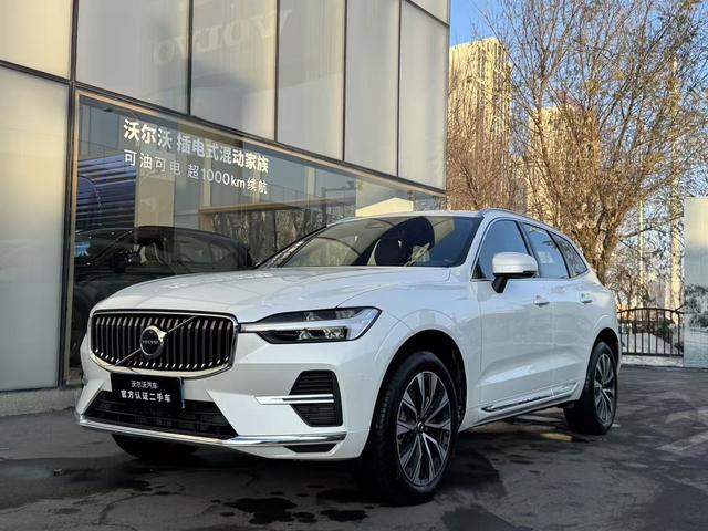 Volvo XC60 2025, 2 л турбо, автомат, полный, пробег 4 500 км — авто из Китая с пробегом