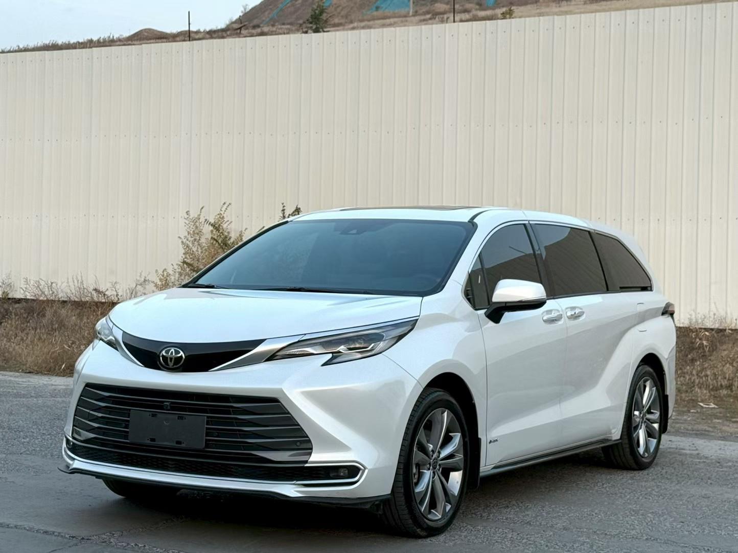 Toyota Sienna 2024, 2.5 л, вариатор (CVT), передний, пробег 28 000 км — авто из Китая с пробегом