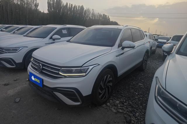 Volkswagen Tiguan 2023, 2 л турбо, робот (DCT), передний, пробег 63 900 км — авто из Китая с пробегом