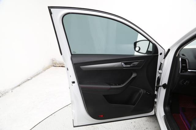 Skoda Karoq 2023, фото 9