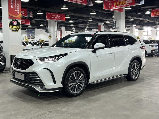 Toyota Crown 2024, 2.5 л, вариатор (CVT), полный, пробег 16 000 км — авто из Китая с пробегом
