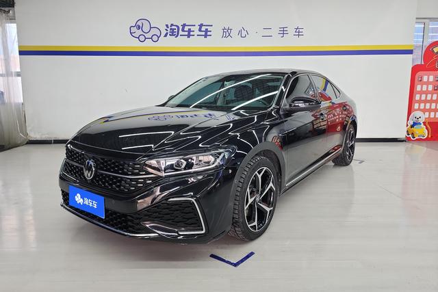 Volkswagen Passat 2024, 2 л турбо, робот (DCT), передний, пробег 29 600 км — авто из Китая с пробегом