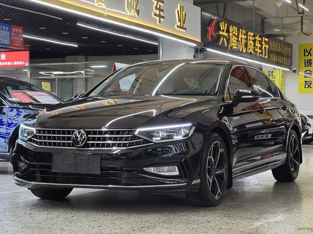 Volkswagen Passat 2025, 2 л турбо, робот (DCT), передний, пробег 28 000 км — авто из Китая с пробегом