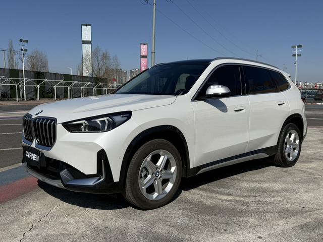 BMW X1 2023, 1.5 л турбо, робот (DCT), передний, пробег 55 000 км — авто из Китая с пробегом