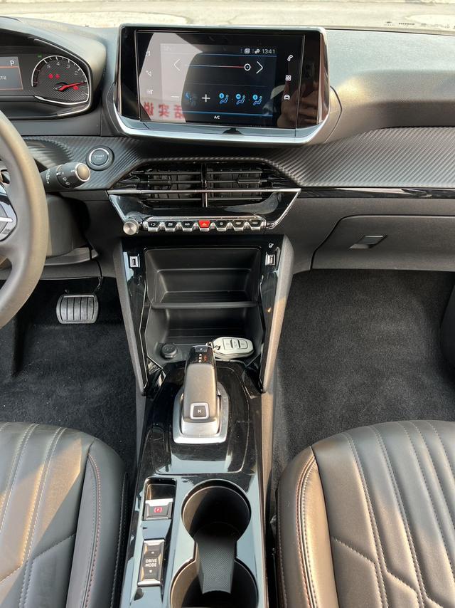 Peugeot 2008 2022, фото 15