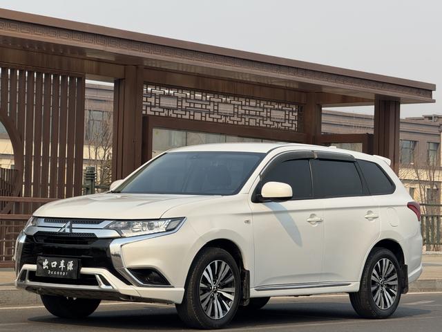Mitsubishi Outlander 2021, 2 л, вариатор (CVT), передний, пробег 49 000 км — авто из Китая с пробегом