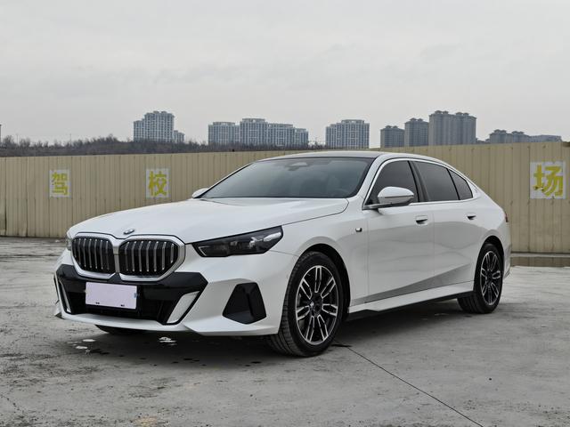 BMW 5 2024, 2 л турбо, автомат, полный, пробег 17 000 км — авто из Китая с пробегом