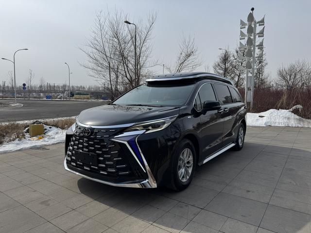 Toyota Grevia 2024, 2.5 л, вариатор (CVT), передний, пробег 100 км — авто из Китая с пробегом