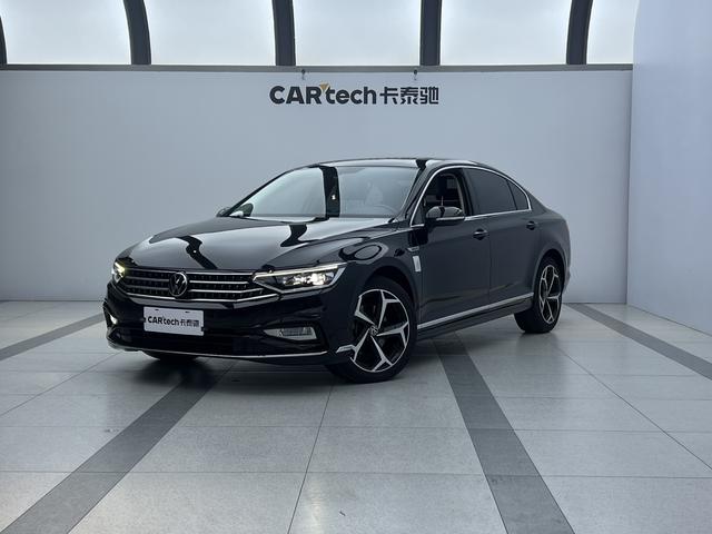 Volkswagen Passat 2023, 2 л турбо, робот (DCT), передний, пробег 70 000 км — авто из Китая с пробегом
