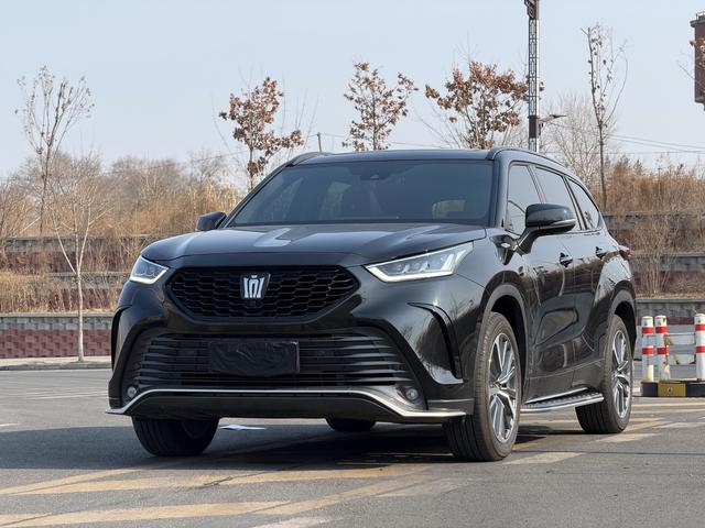 Toyota Crown 2024, 2.5 л, вариатор (CVT), полный, пробег 28 000 км — авто из Китая с пробегом