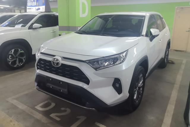 Toyota RAV4 2023, 2 л, вариатор (CVT), передний, пробег 28 000 км — авто из Китая с пробегом