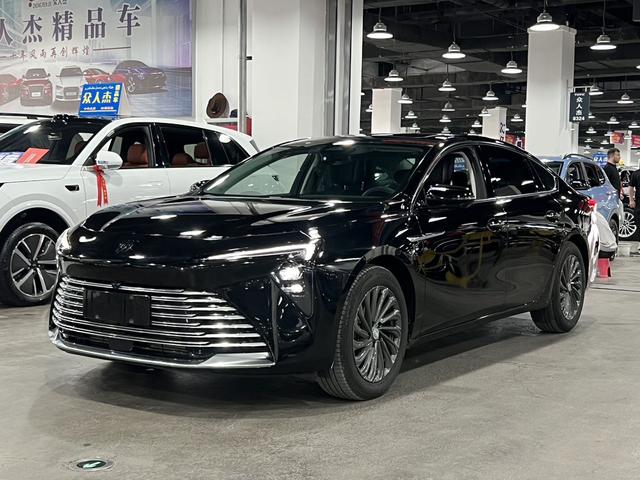 Buick LaCrosse 2025, 2 л турбо, автомат, передний, пробег 19 000 км — авто из Китая с пробегом