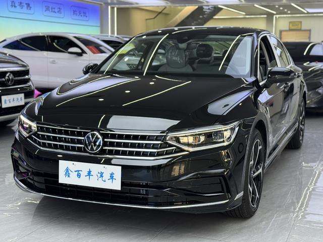 Volkswagen Passat 2026, 2 л турбо, робот (DCT), передний, пробег 100 км — авто из Китая с пробегом