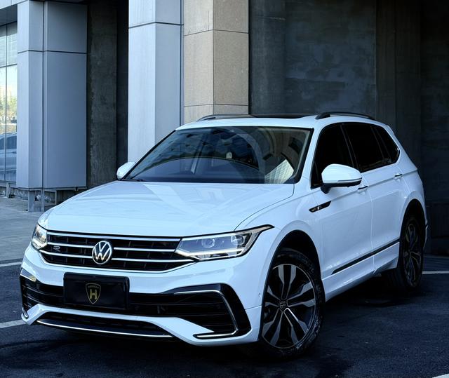 Volkswagen Tiguan 2023, 2 л турбо, робот (DCT), передний, пробег 30 000 км — авто из Китая с пробегом