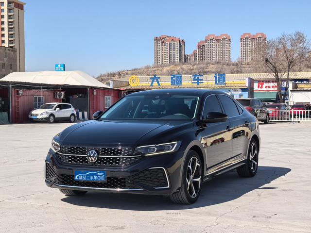 Volkswagen Passat 2024, 2 л турбо, робот (DCT), передний, пробег 60 000 км — авто из Китая с пробегом