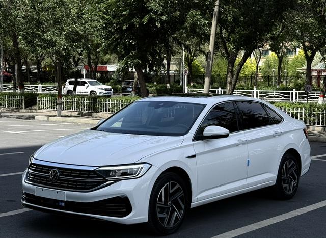 Volkswagen Jetta 2024, 1.5 л турбо, робот (DCT), передний, пробег 59 000 км — авто из Китая с пробегом