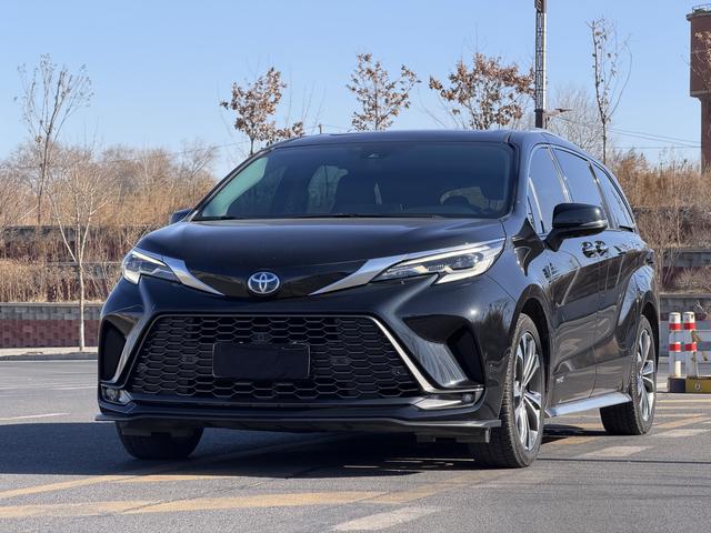 Toyota Grevia 2024, 2.5 л, вариатор (CVT), передний, пробег 40 000 км — авто из Китая с пробегом