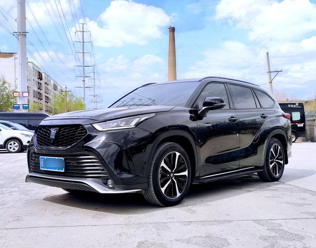 Toyota Crown 2023, 2.5 л, вариатор (CVT), полный, пробег 60 000 км — авто из Китая с пробегом