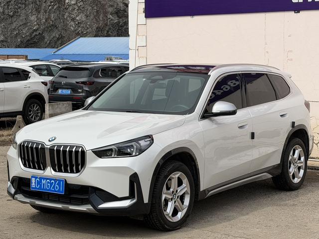BMW X1 2023, 1.5 л турбо, робот (DCT), передний, пробег 28 000 км — авто из Китая с пробегом