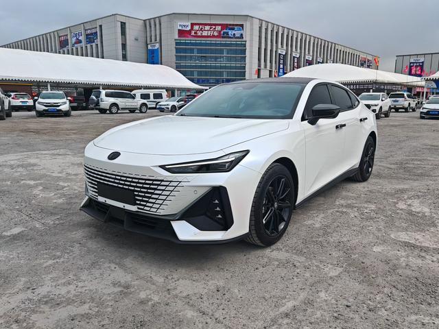 Changan UNI-V 2024, 1.5 л турбо, робот (DCT), передний, пробег 20 000 км — авто из Китая с пробегом