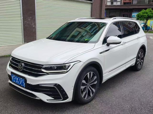Volkswagen Tiguan 2022, 2 л турбо, робот (DCT), передний, пробег 62 500 км — авто из Китая с пробегом