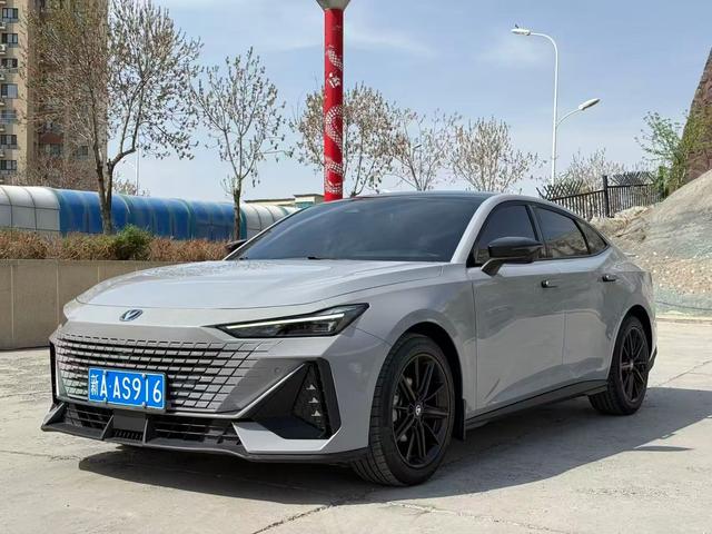 Changan UNI-V 2023, 1.5 л турбо, робот (DCT), передний, пробег 24 000 км — авто из Китая с пробегом