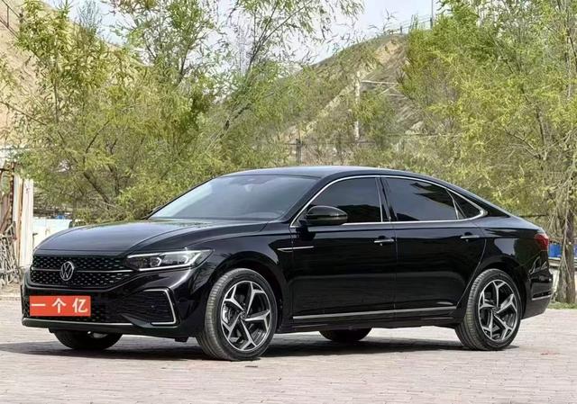 Volkswagen Passat 2024, 2 л турбо, робот (DCT), передний, пробег 29 000 км — авто из Китая с пробегом