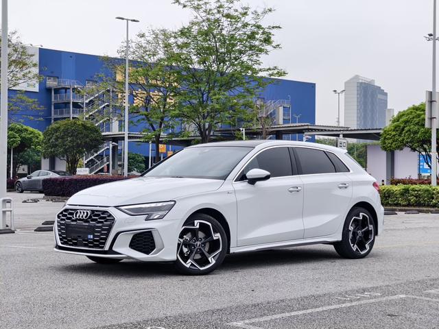 Audi A3 2023, 1.4 л турбо, робот (DCT), передний, пробег 7 500 км — авто из Китая с пробегом