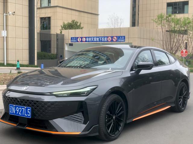 Changan UNI-V 2024, 1.5 л турбо, робот (DCT), передний, пробег 1 000 км — авто из Китая с пробегом