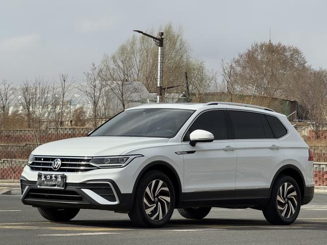 Volkswagen Tiguan 2023, 1.4 л турбо, робот (DCT), передний, пробег 31 000 км — авто из Китая с пробегом