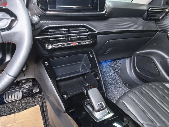Peugeot 2008 2022, фото 17