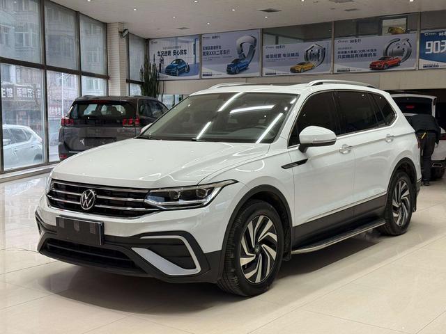 Volkswagen Tiguan 2023, 1.4 л турбо, робот (DCT), передний, пробег 23 000 км — авто из Китая с пробегом
