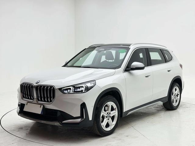 BMW X1 2023, 1.5 л турбо, робот (DCT), передний, пробег 31 000 км — авто из Китая с пробегом