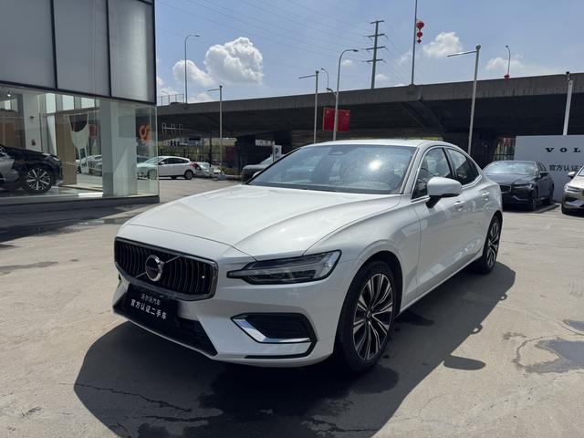Volvo S60 2025, 2 л турбо, робот (DCT), передний, пробег 3 000 км — авто из Китая с пробегом