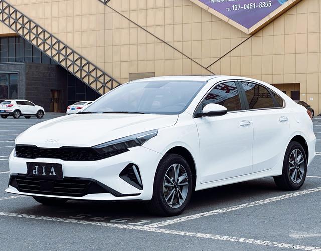 Kia K3 2023, 1.5 л, вариатор (CVT), передний, пробег 27 000 км — авто из Китая с пробегом