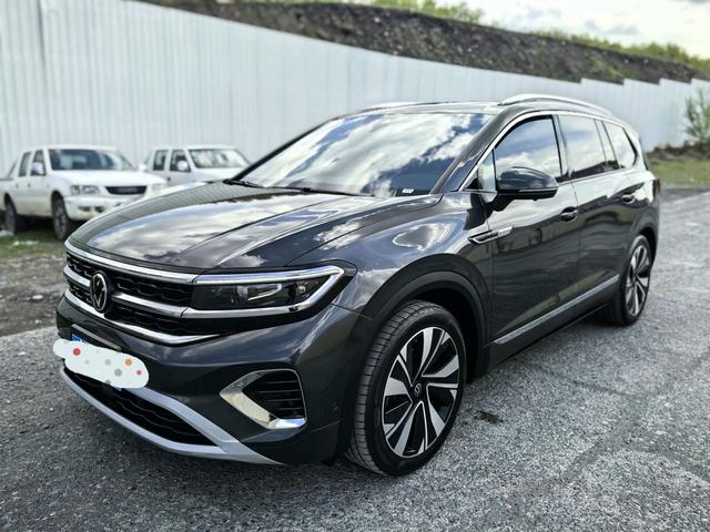 Volkswagen Tiguan 2025, 2 л турбо, робот (DCT), полный, пробег 14 000 км — авто из Китая с пробегом