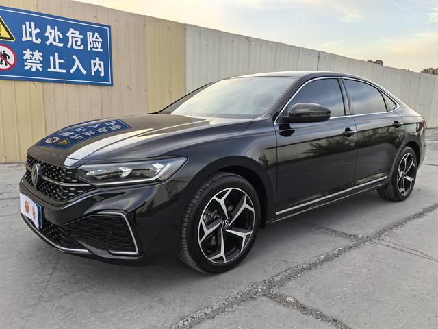 Volkswagen Passat 2023, 2 л турбо, робот (DCT), передний, пробег 62 000 км — авто из Китая с пробегом