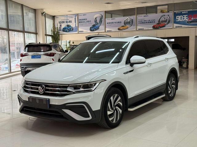 Volkswagen Tiguan 2023, 1.4 л турбо, робот (DCT), передний, пробег 36 000 км — авто из Китая с пробегом