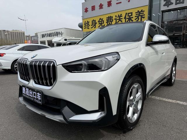 BMW X1 2023, 1.5 л турбо, робот (DCT), передний, пробег 22 000 км — авто из Китая с пробегом