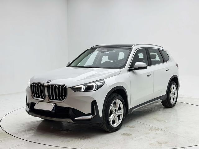 BMW X1 2023, 1.5 л турбо, робот (DCT), передний, пробег 43 000 км — авто из Китая с пробегом