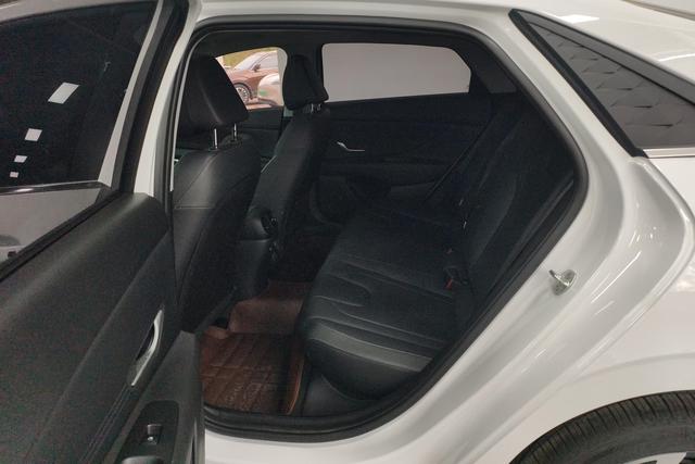 Hyundai Elantra 2023, фото 13