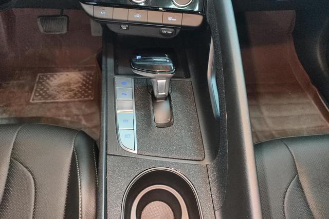 Hyundai Elantra 2023, фото 16
