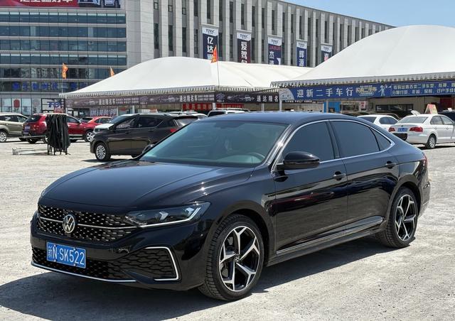 Volkswagen Passat 2024, 2 л турбо, робот (DCT), передний, пробег 40 000 км — авто из Китая с пробегом
