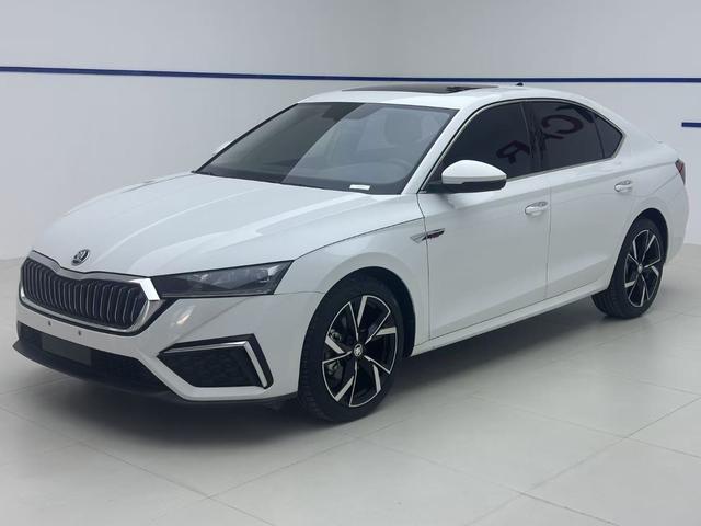 Skoda Octavia 2023, 1.4 л турбо, робот (DCT), передний, пробег 17 000 км — авто из Китая с пробегом