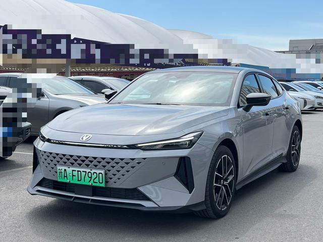 Changan UNI-V 2024, 1.5 л, вариатор (CVT), передний, пробег 400 км — авто из Китая с пробегом